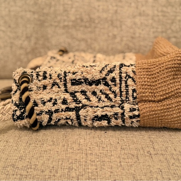 America & Beyond Patterned Crossbody Bag - Picture 7 of 8